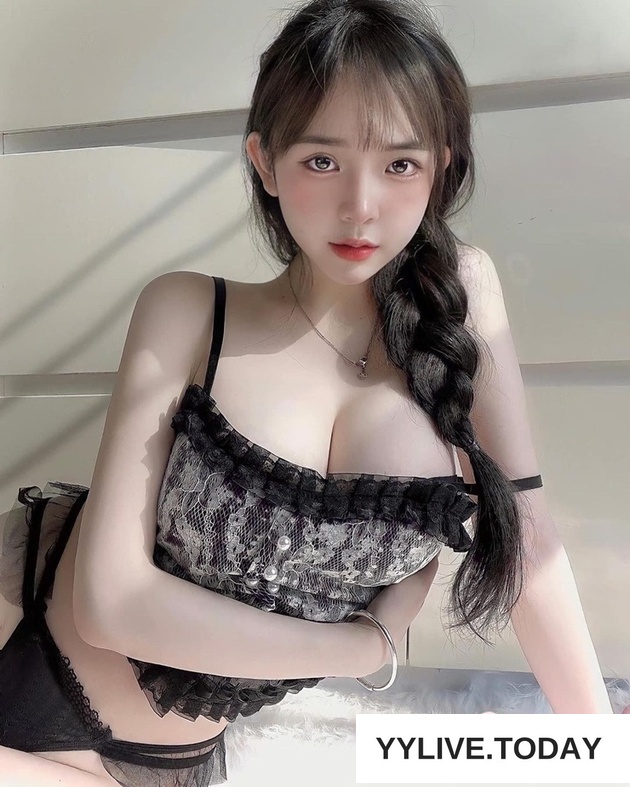 ảnh Hot girl Trần Huyền Châu lộ vòng một căng tràn 1