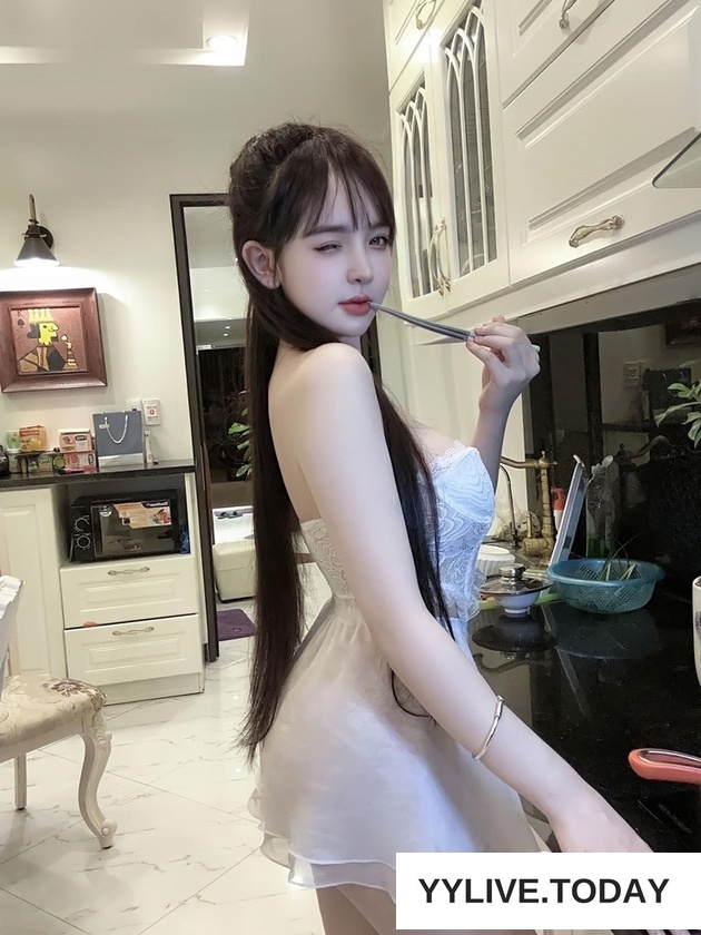 ảnh Hot girl Trần Huyền Châu lộ vòng một căng tràn 10