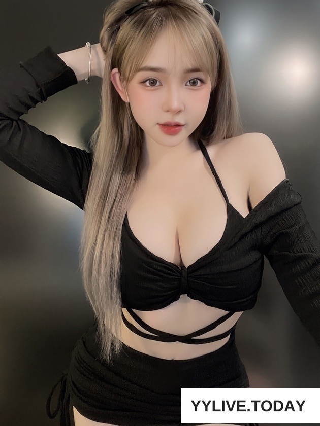 ảnh Hot girl Trần Huyền Châu lộ vòng một căng tràn 7