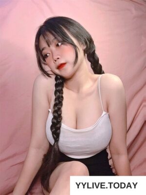 hotgirl Pi Tiên lộ body sexy khoe vòng 1 "ngoại cỡ" 1