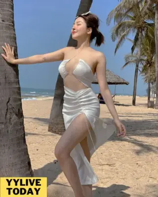 Trâm Anh Diện Bikini Hình 1