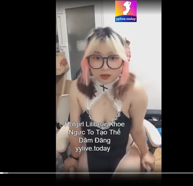 Hotgirl Lilibear Khoe Ngực To Tạo Thế Dâm Đãng 5